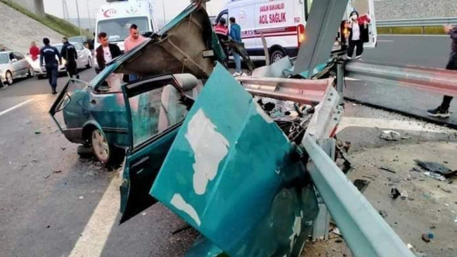 İzmir'de kontrolden çıkan otomobil refüje çarptı: 2 ölü, 3 yaralı